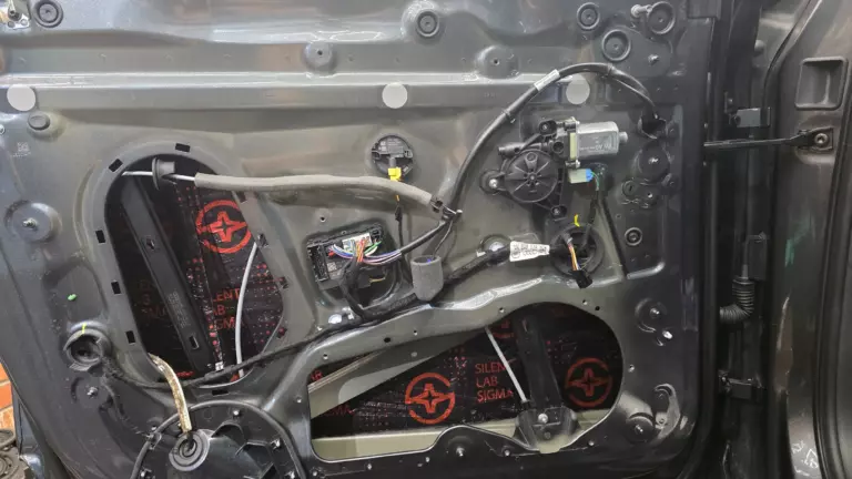 Шумоизоляция дверей Audi Q7-2