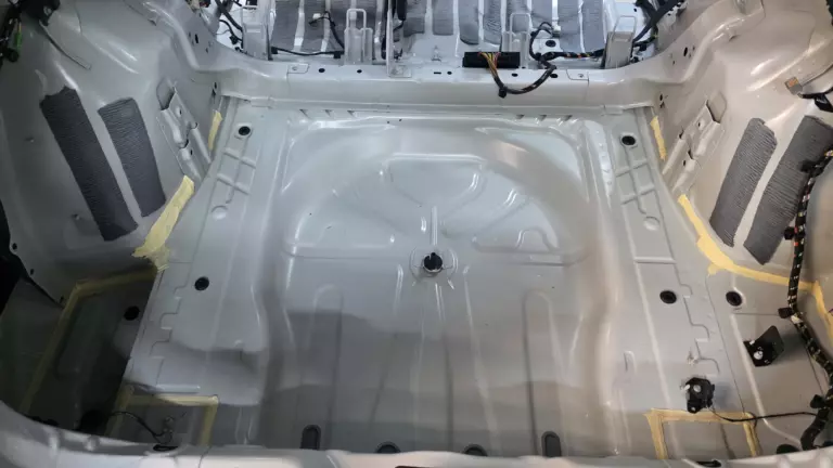 Шумоизоляция багажника Geely Monjaro-1