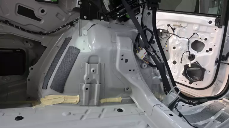 Шумоизоляция багажника Geely Monjaro-2