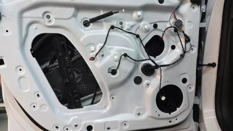 Шумоизоляция дверей Geely Monjaro-3