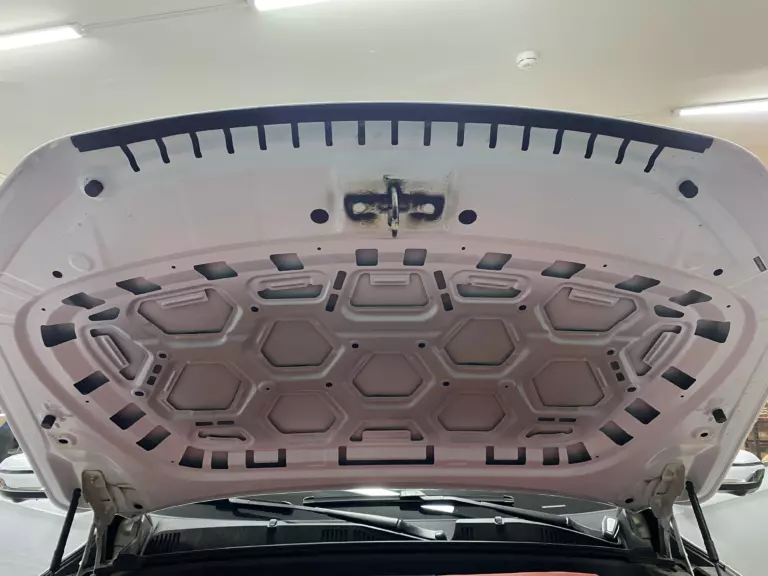 Шумоизоляция капота Geely Monjaro-1