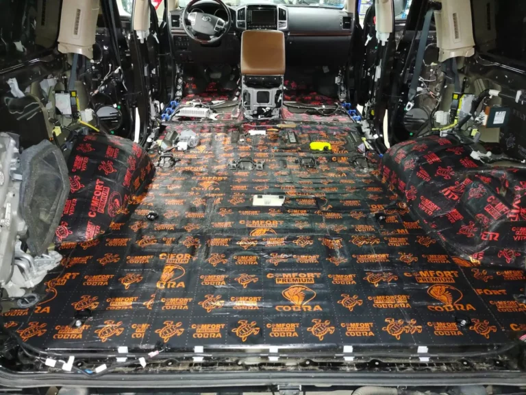Шумоизоляция пола Toyota Land Cruiser 200 2015-1