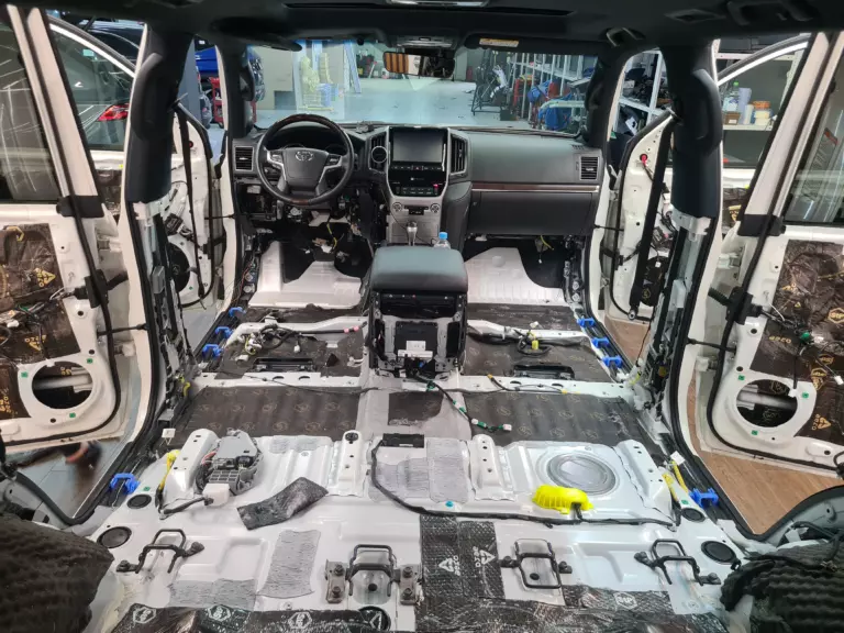 Шумоизоляция пола Toyota Land Cruiser 200-1