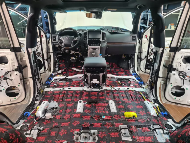 Шумоизоляция пола Toyota Land Cruiser 200-3