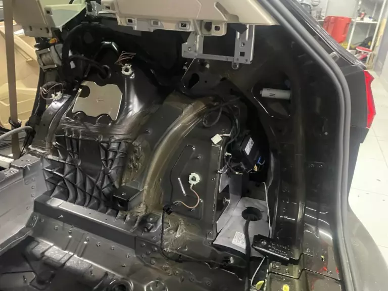 Шумоизоляция багажника Volkswagen Touareg-3