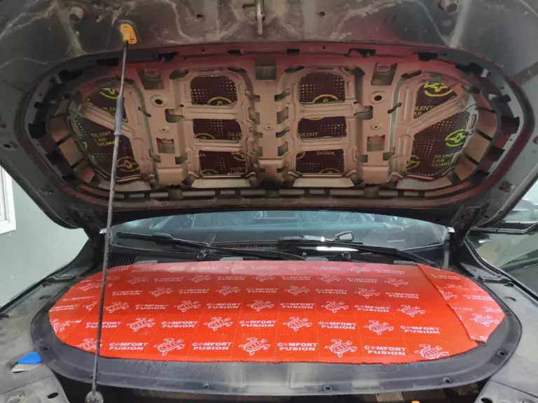 Шумоизоляция капота Geely Atlas