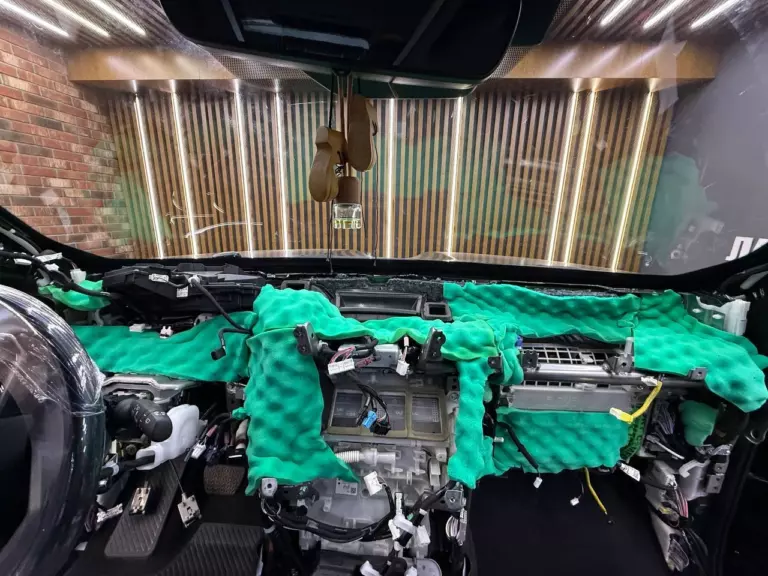 Шумоизоляция торпедо Toyota Land Cruiser 300-6
